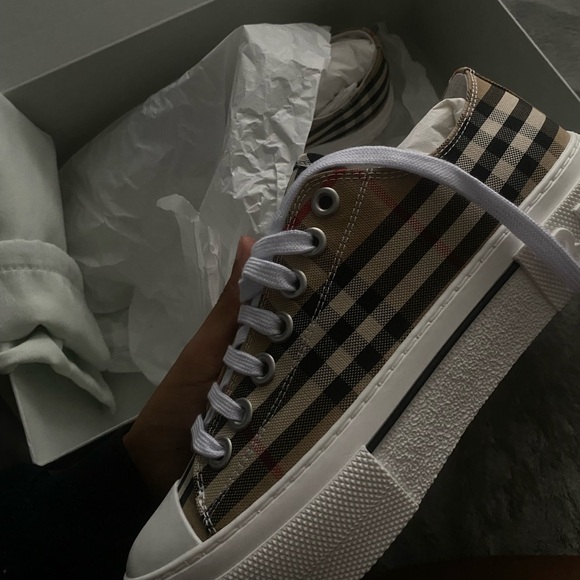 Burberry Shoes - Burberry Sneakers with box